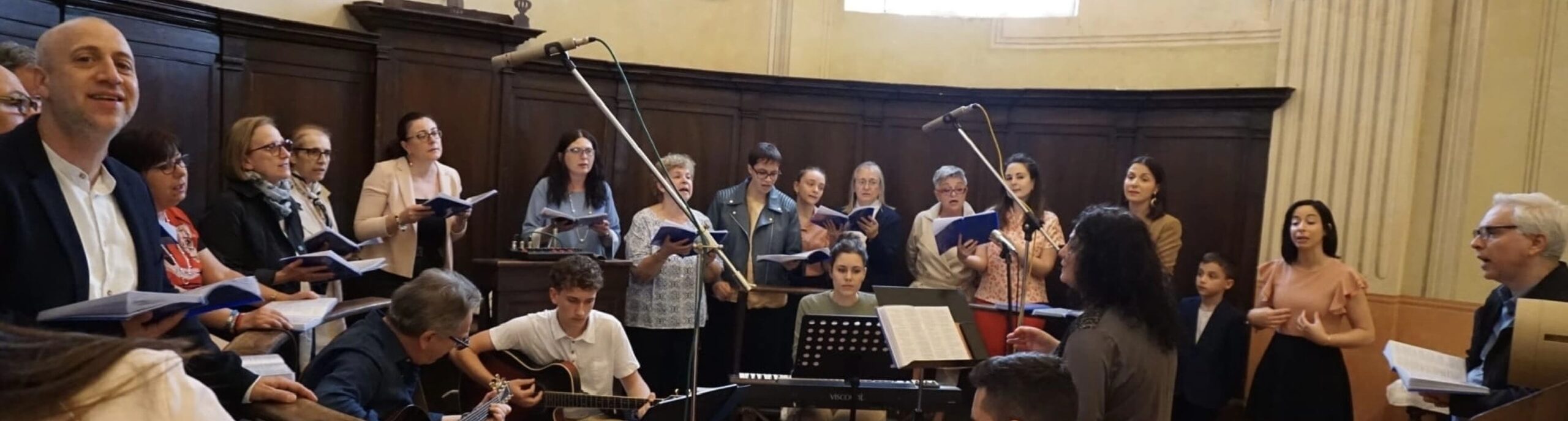 coro-parrocchia-comunita-religiosa-sangiacomo-sanrocco Coro parrocchiale in chiesa San Giacomo San Rocco durante funzione
